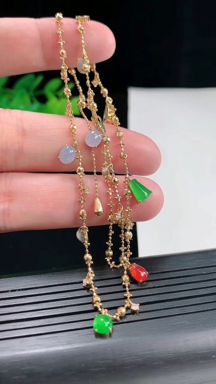 天然A货翡翠18k金三彩蛋面项链吊坠，尺寸5.5-5-3重量:6.03g
4月26日