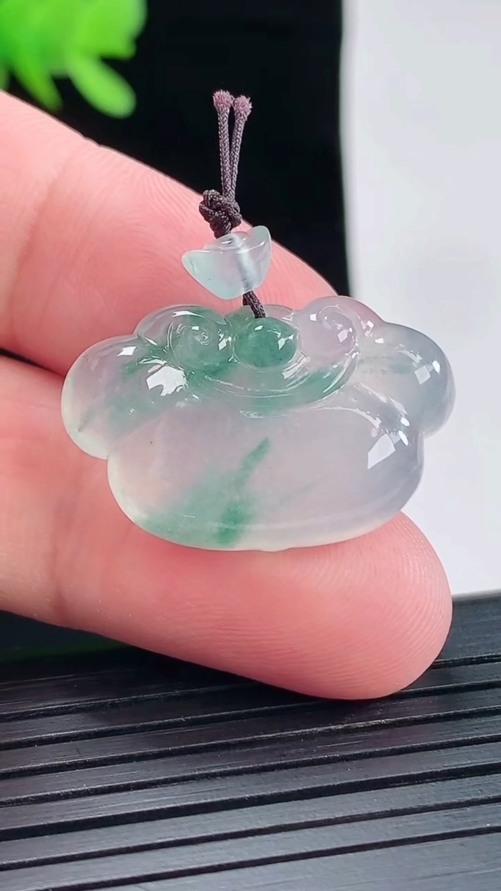天然A货翡翠冰种飘花如意吊坠，尺寸28-17.6-5.5重量:5.99g
4月26日