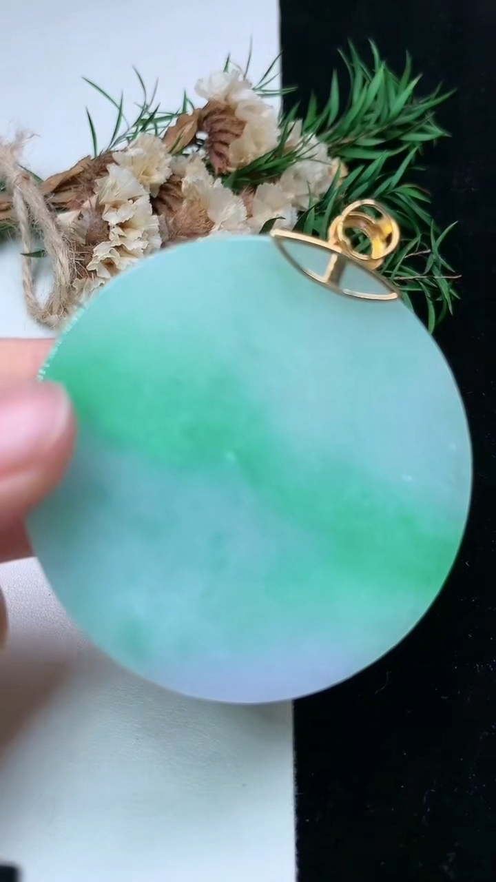 天然A货翡翠无事牌吊坠，尺寸52.8-3.9，重量:30.58g
4月26日