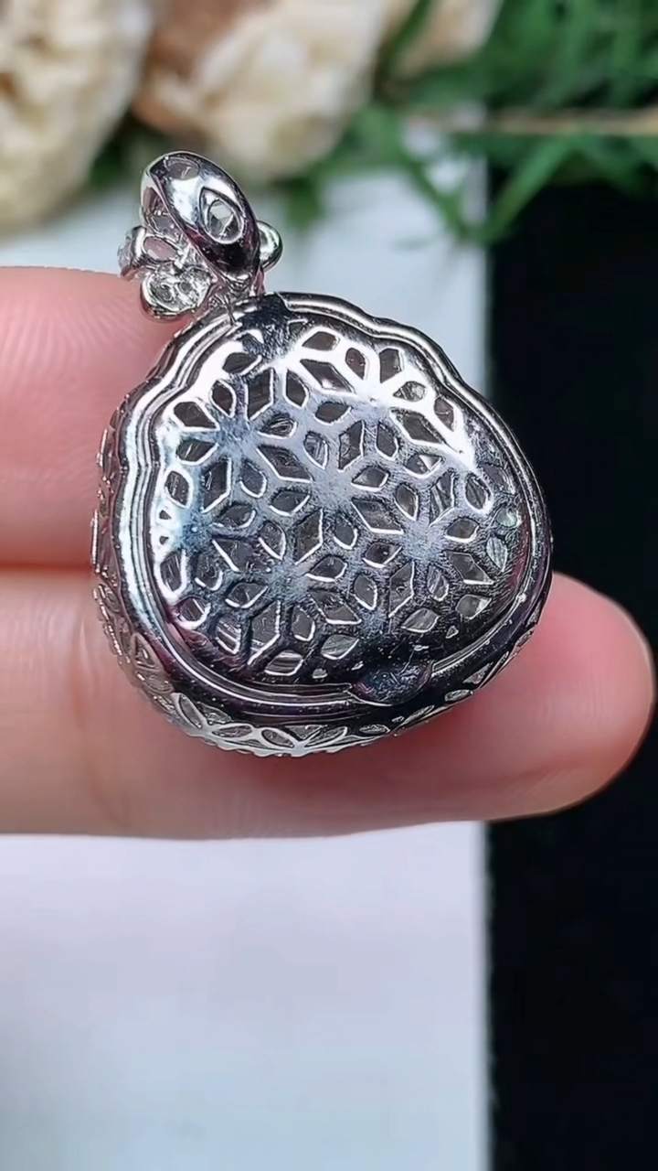 天然A货翡翠白冰财神爷吊坠，尺寸25.9-19-9.4，裸石15.9-15.9
4月26日