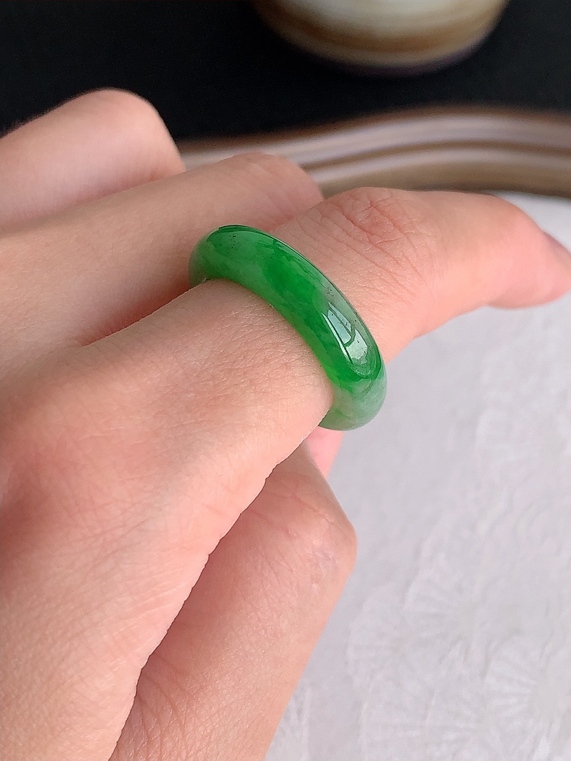 天然A货翡翠飘绿素面戒指 
尺寸17.3-5.3-3.6mm 重量3.88g 0425
