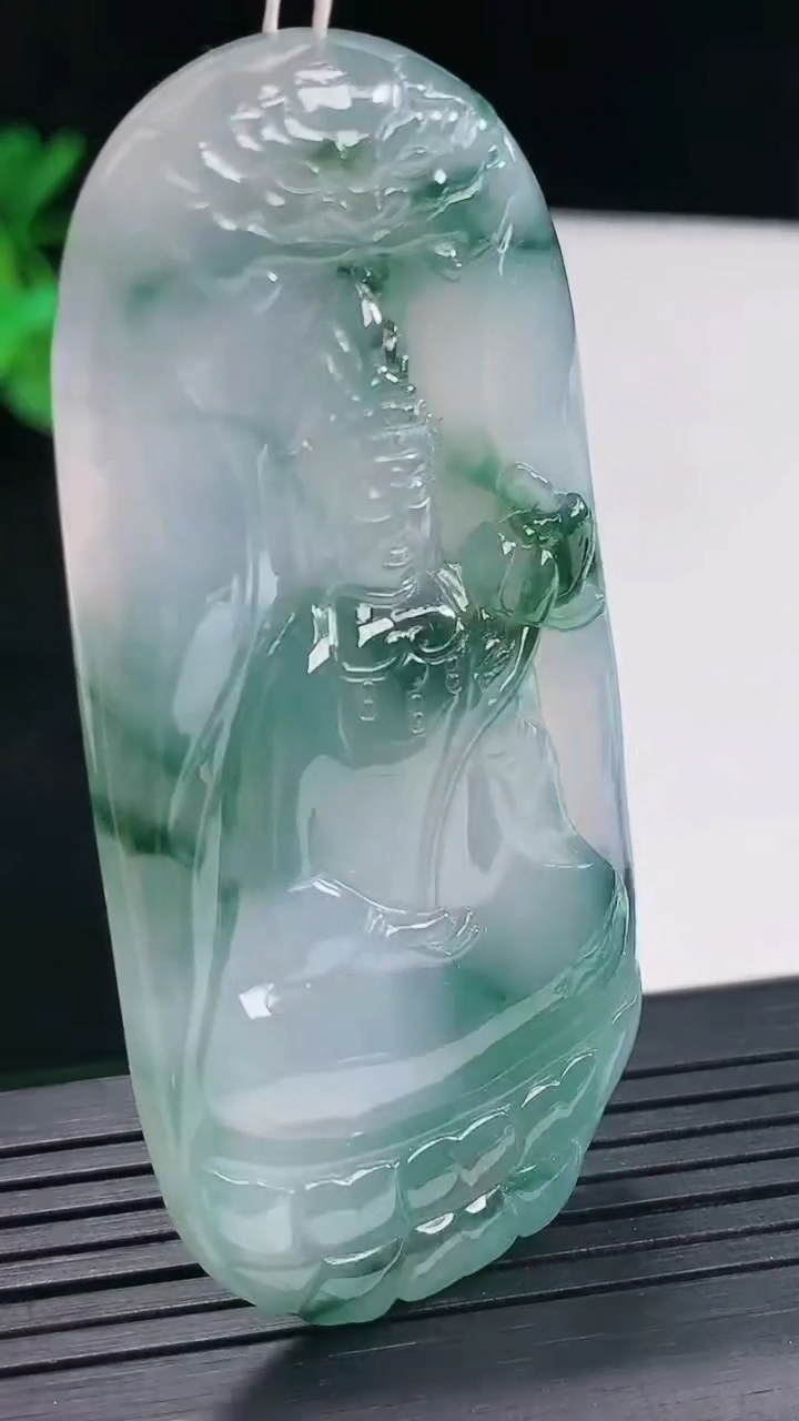 天然A货翡翠种飘花大势至菩萨吊坠，尺寸64-31-5重量:24.71g
4月26日