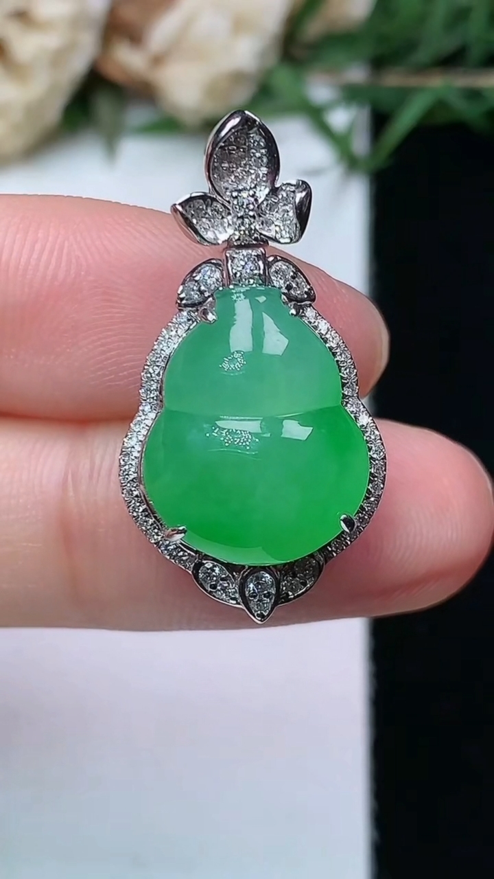 天然A货翡翠葫芦吊坠，尺寸27.7-14.7-9.2，裸石14.7-12，重量:4.01g
4月26