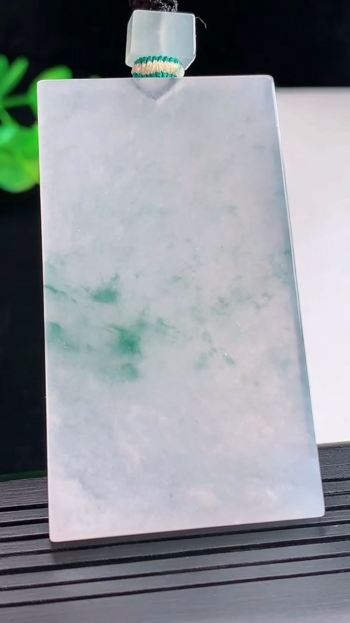 天然A货翡翠种飘花无事牌吊坠，尺寸57.5-34.5-4.6重量:35.51g
4月26日