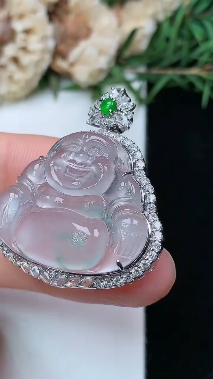 天然A货翡翠佛公吊坠，尺寸35.3-29.9-9.3，裸石22.6-26.5，重量:7.12g
4月26日