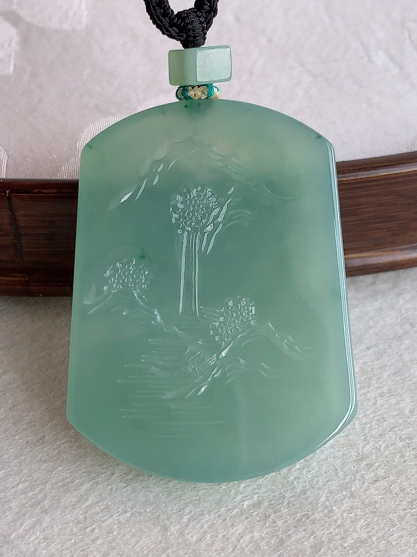 天然A货翡翠晴水意境山水牌吊坠 
尺寸50.8-37.8-5.5mm 重量31.63g 0425