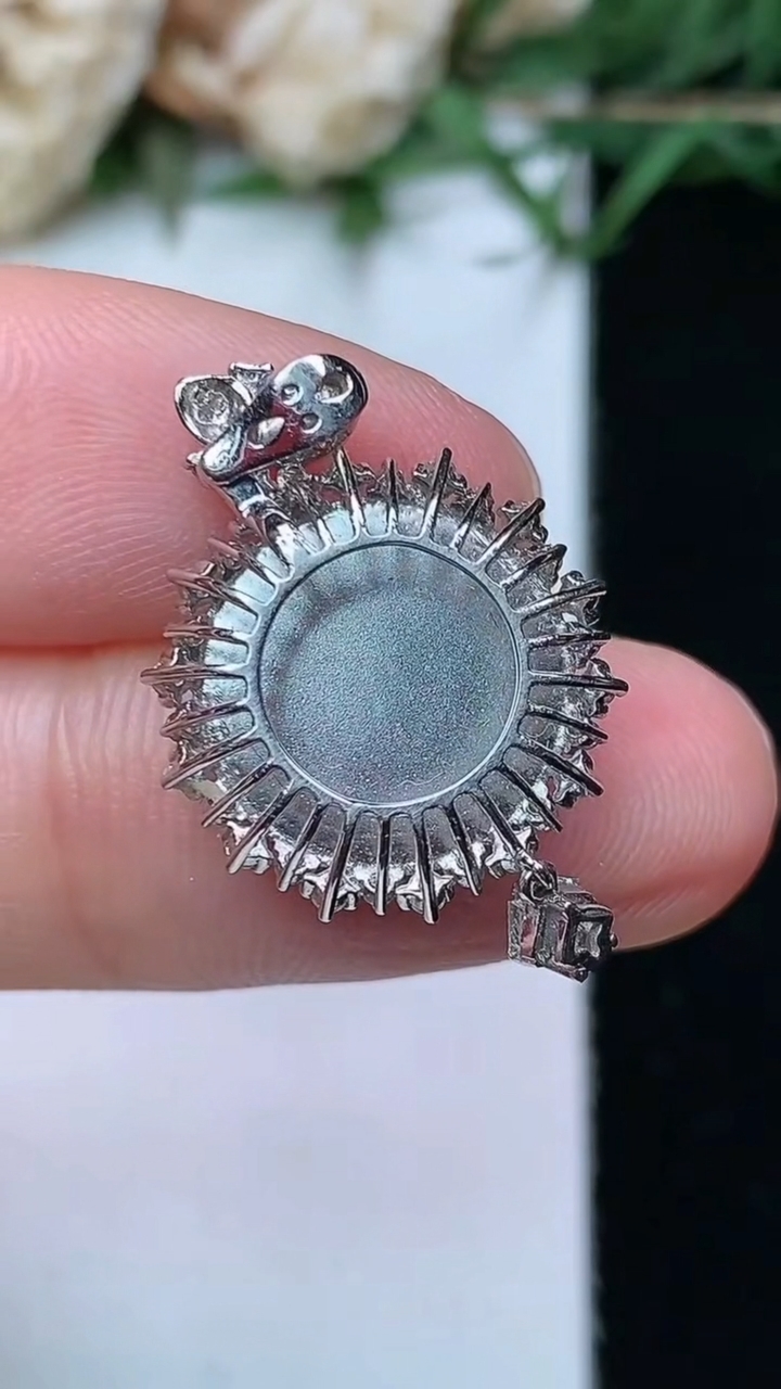 天然A货翡翠无事牌吊坠，尺寸25.5-16-5.8，裸石12.6，重量:2.02g
4月26日