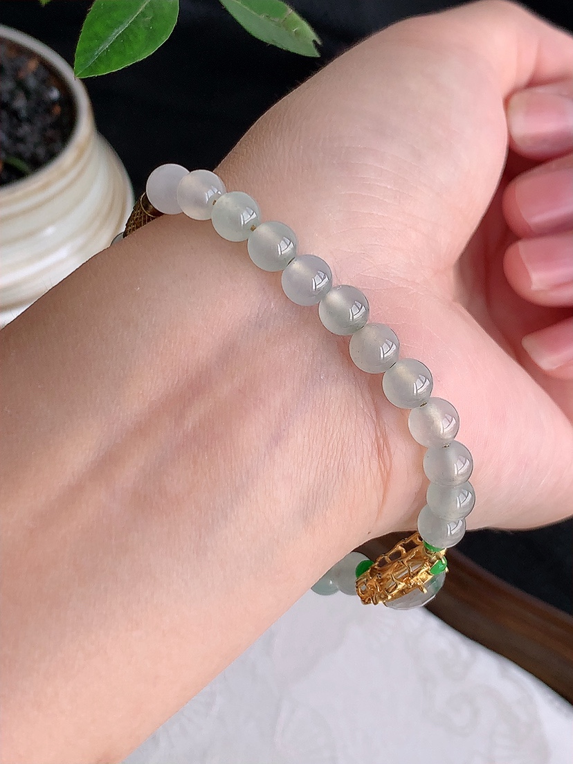 天然A货翡翠18K金伴钻镶嵌飘花蛋面圆珠佛珠手链 
尺寸10.7-7.6-7/6mm 重量13.26g 0425