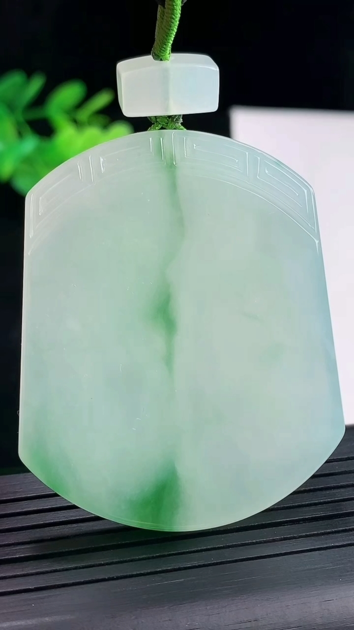 天然A货翡翠仿古无事牌吊坠，尺寸52-42.6-6重量:39.54g
4月26日