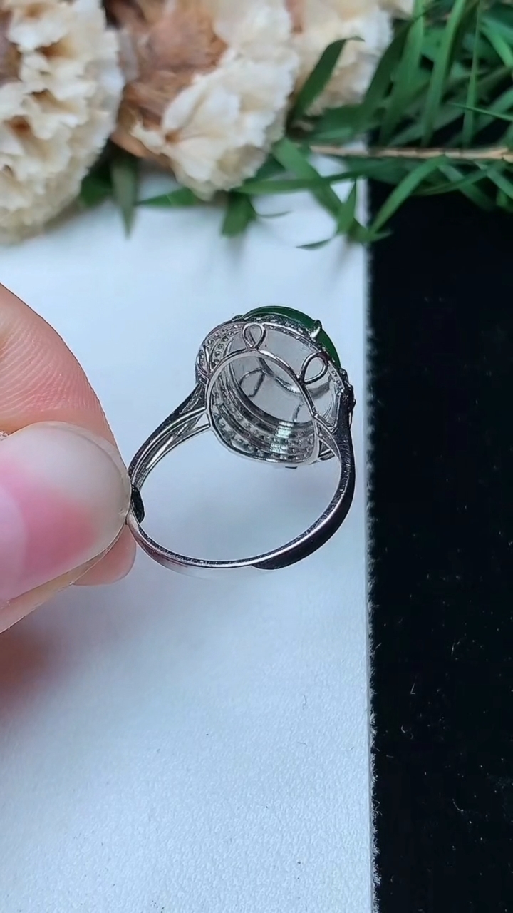 天然A货翡翠蛋面戒指，尺寸17-12.9-9.9，重量:3.37g2026年4月26日
工厂直销收藏佳品,种好水足，色泽均匀，有种有色，上手高大气！