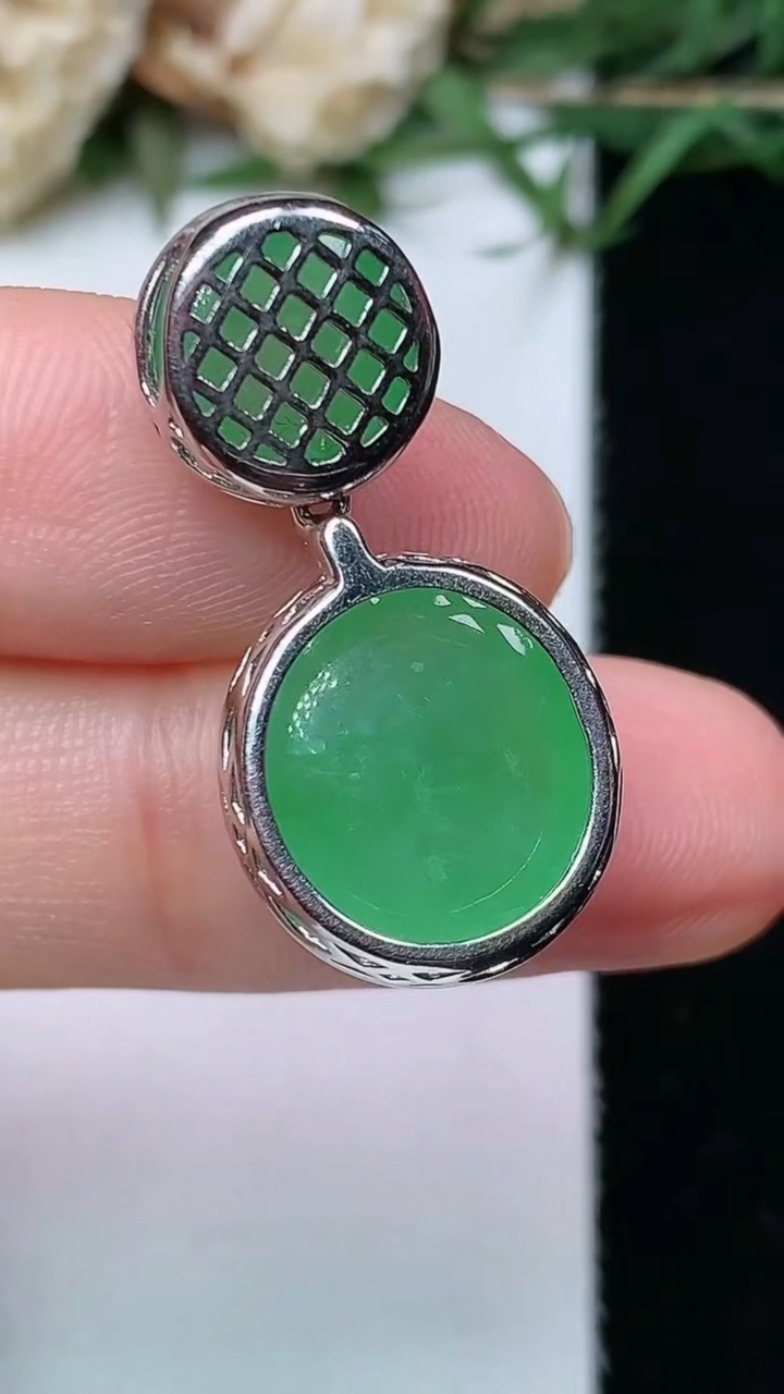 天然A货翡翠蛋面吊坠，尺寸27.6-13.7-7.2，裸石14-12.4，重量:4.58g
4月26日