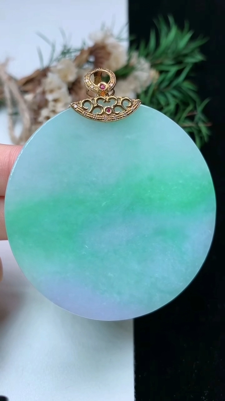 天然A货翡翠无事牌吊坠，尺寸52.8-3.9，重量:30.58g
4月26日