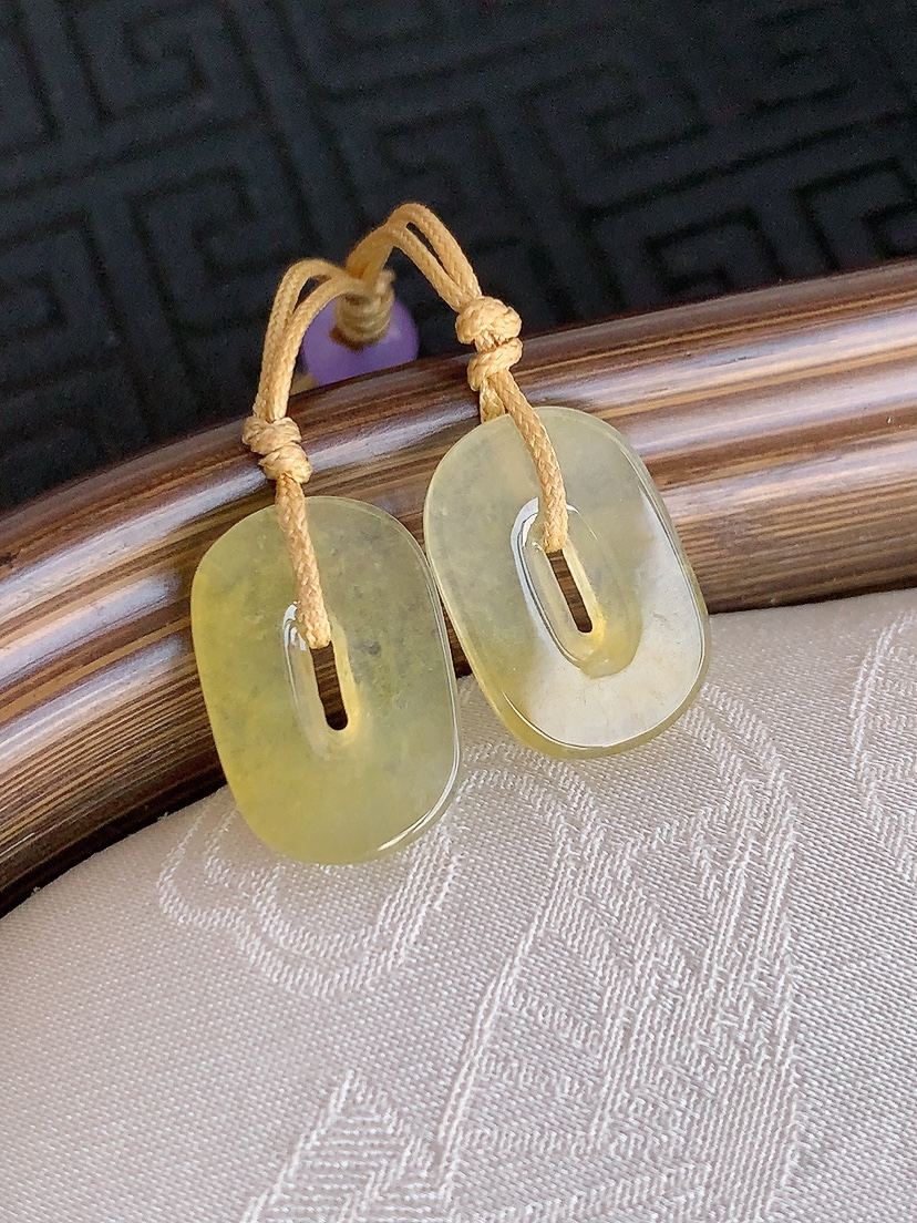 天然A货翡翠黄翡平安环吊坠一对 
尺寸15.8-10.7-1.8mm 重量2.62g 0425