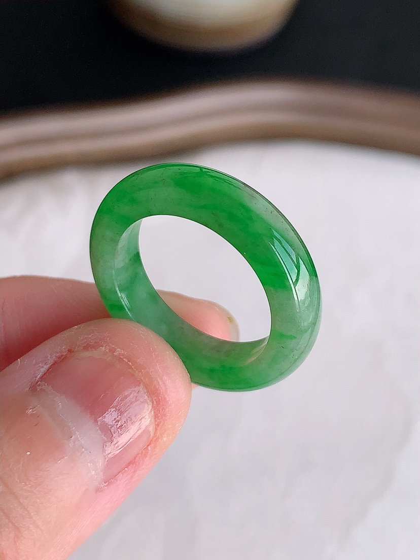 天然A货翡翠飘绿素面戒指 
尺寸17.3-5.3-3.6mm 重量3.88g 0425
