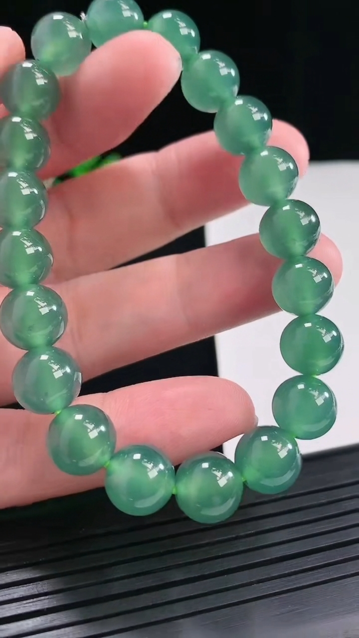 天然A货翡翠圆珠手串，尺寸10-20颗重量:33.00g4月26日
工厂直销收藏佳品,种好水足，色泽均匀，有种有色，上手高大气！