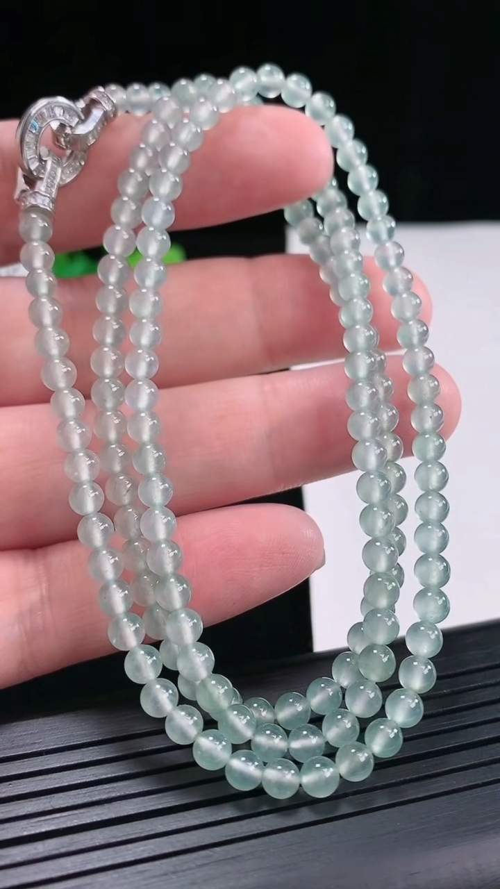 天然A货翡翠种飘花圆珠项链，尺寸4.2-152颗重量:21.30g
4月26日