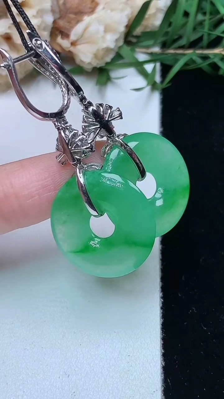 天然A货翡翠平安环耳坠，尺寸18.9-3.6，重量:7.43g
4月26日