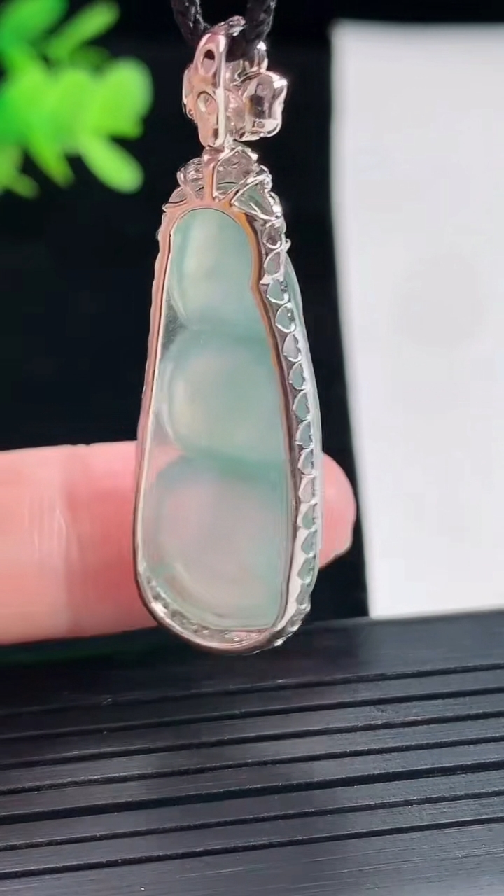 天然A货翡翠福豆吊坠，尺寸45-14-6.2，裸石33-15重量:5.43g
4月26日