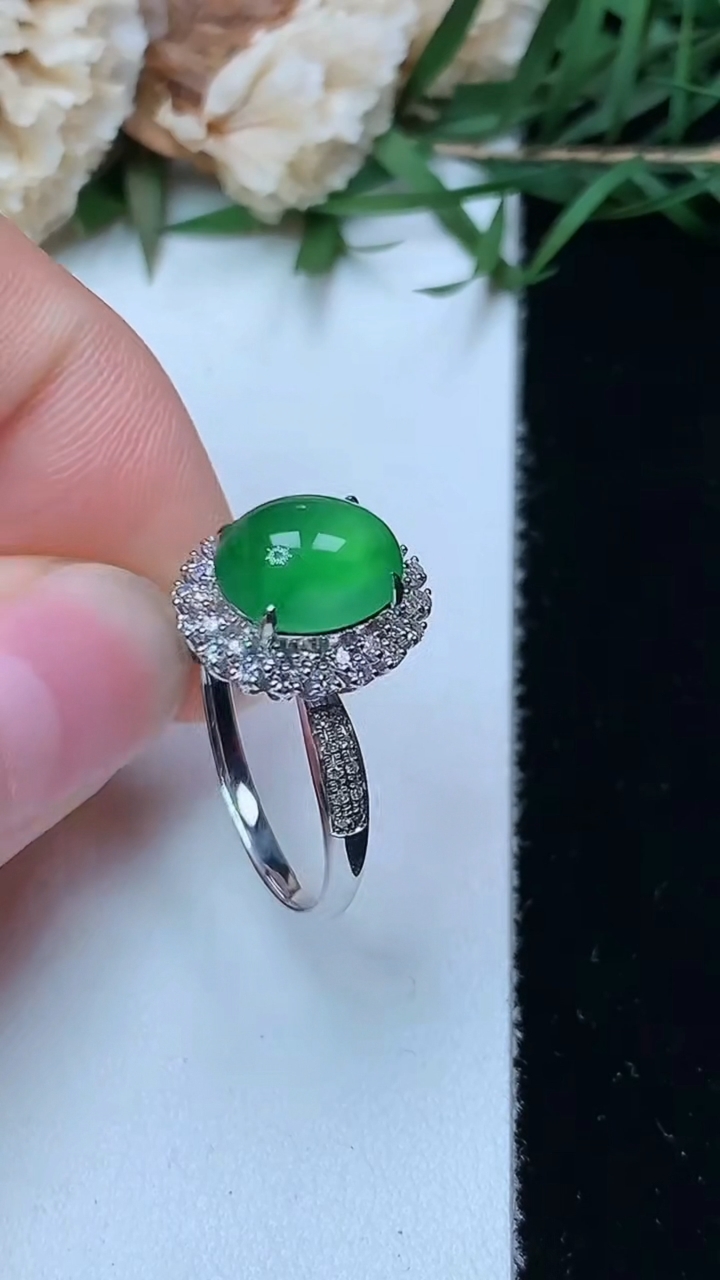 天然A货翡翠蛋面戒指，尺寸17-9-7.4，重量:2.67g
4月26日