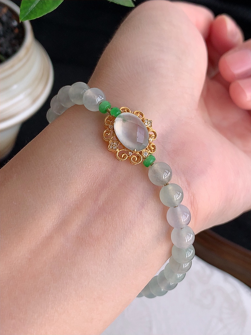 天然A货翡翠18K金伴钻镶嵌飘花蛋面圆珠佛珠手链 
尺寸10.7-7.6-7/6mm 重量13.26