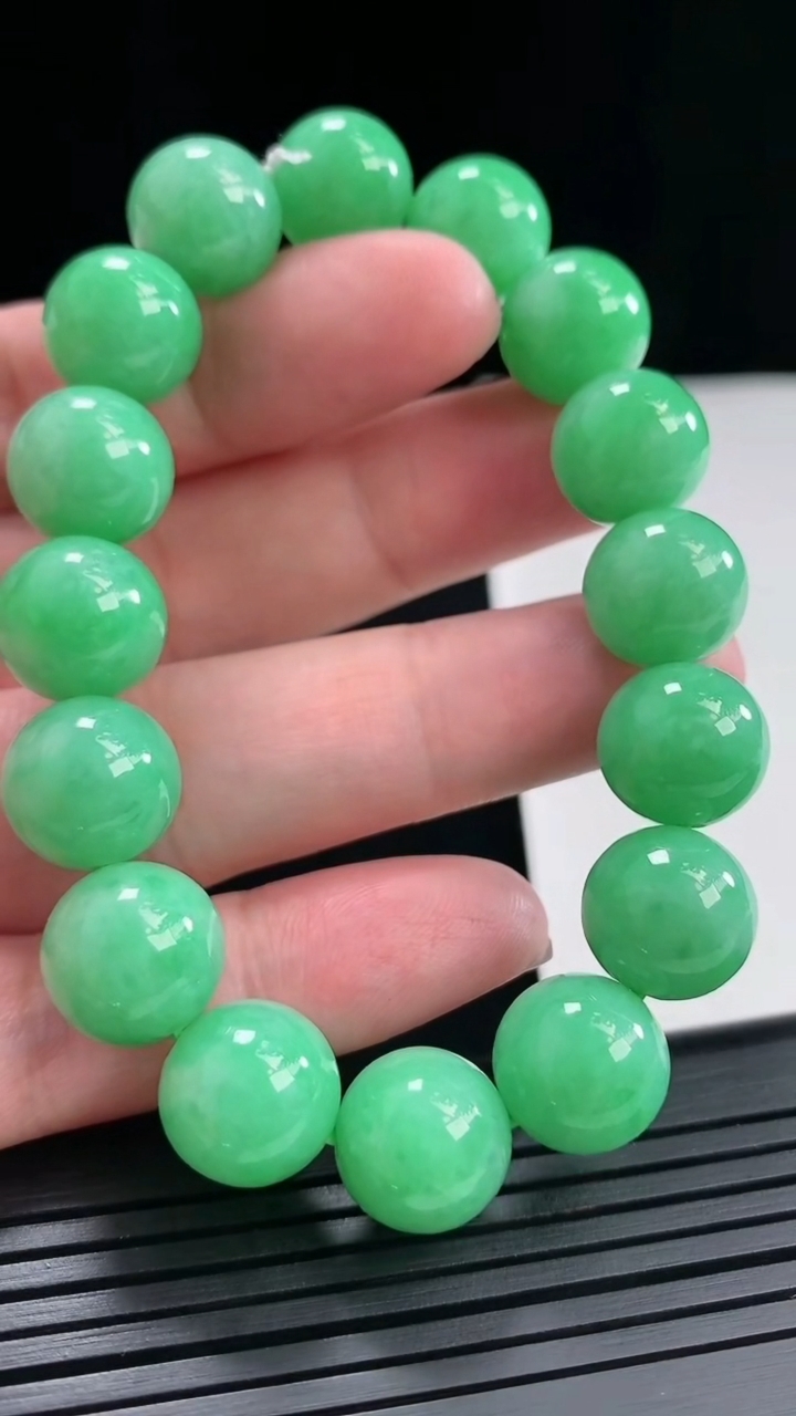 天然A货翡翠圆珠手串，尺寸12-16颗重量:52.59g4月26日
工厂直销收藏佳品,种好水足，色泽均匀，有种有色，上手高大气！