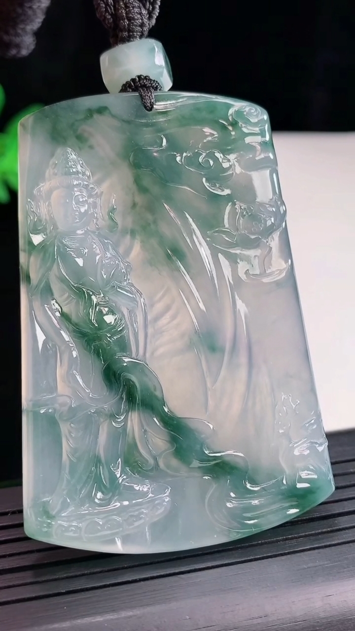 天然A货翡翠种飘花观音菩萨吊坠，尺寸65.6-46-5.8重量:44.96g
4月26日