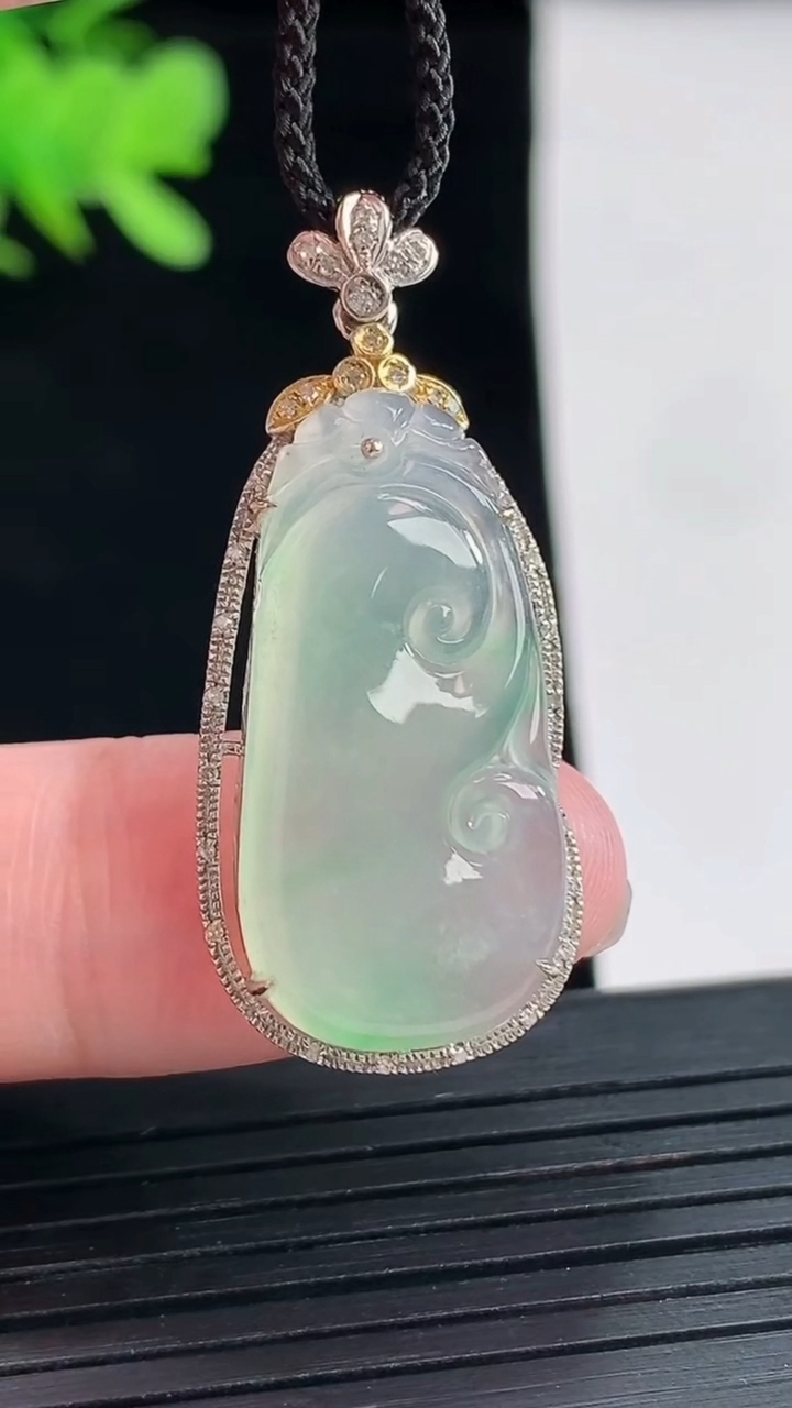 天然A货翡翠如意吊坠，尺寸35.6-15.5-5.8，裸石28-13.5重量:3.57g
4月26日