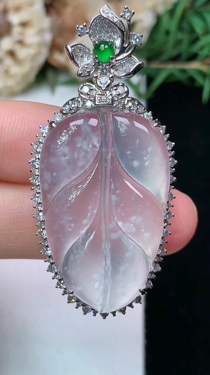 天然A货翡翠白冰金枝玉叶 叶子吊坠，尺寸46.6-22.7-8.3
4月26日