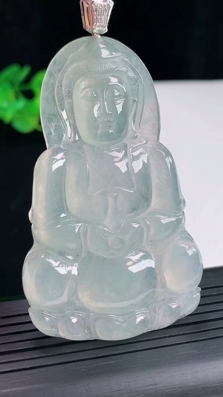 天然A货翡翠正装观音吊坠，尺寸68-42-5.5重量:29.41g
4月26日