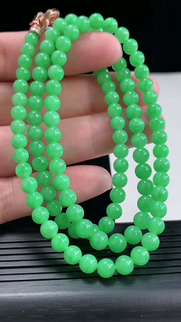 天然A货翡翠圆珠项链，尺寸5.5-108颗重量:32.66g
4月26日