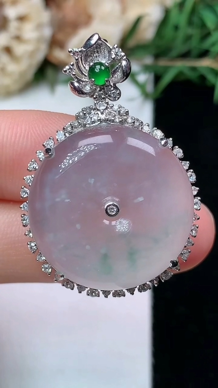 天然A货翡翠飘花平安扣吊坠，尺寸35-24-8，裸石21.8，重量:6.38g
4月26日