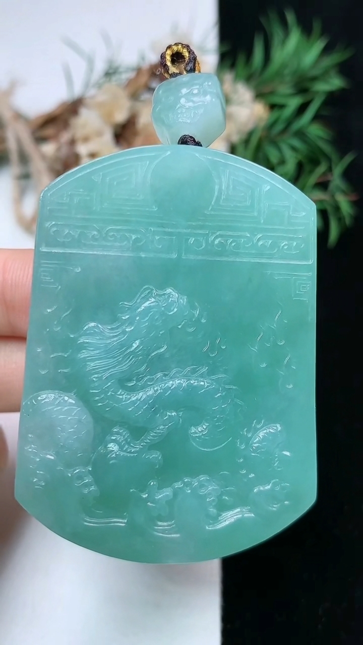 天然A货翡翠龙牌吊坠，尺寸54.8-39.7-12，重量:69.96g
4月26日