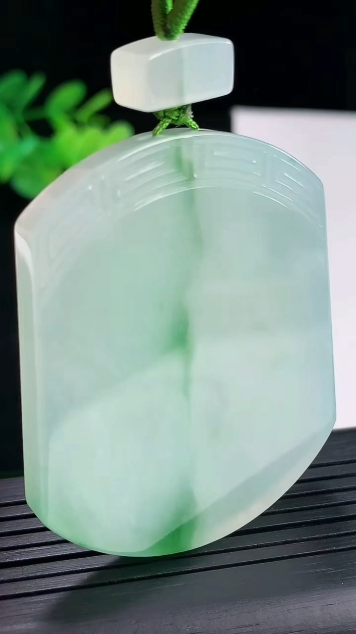 天然A货翡翠仿古无事牌吊坠，尺寸52-42.6-6重量:39.54g
4月26日