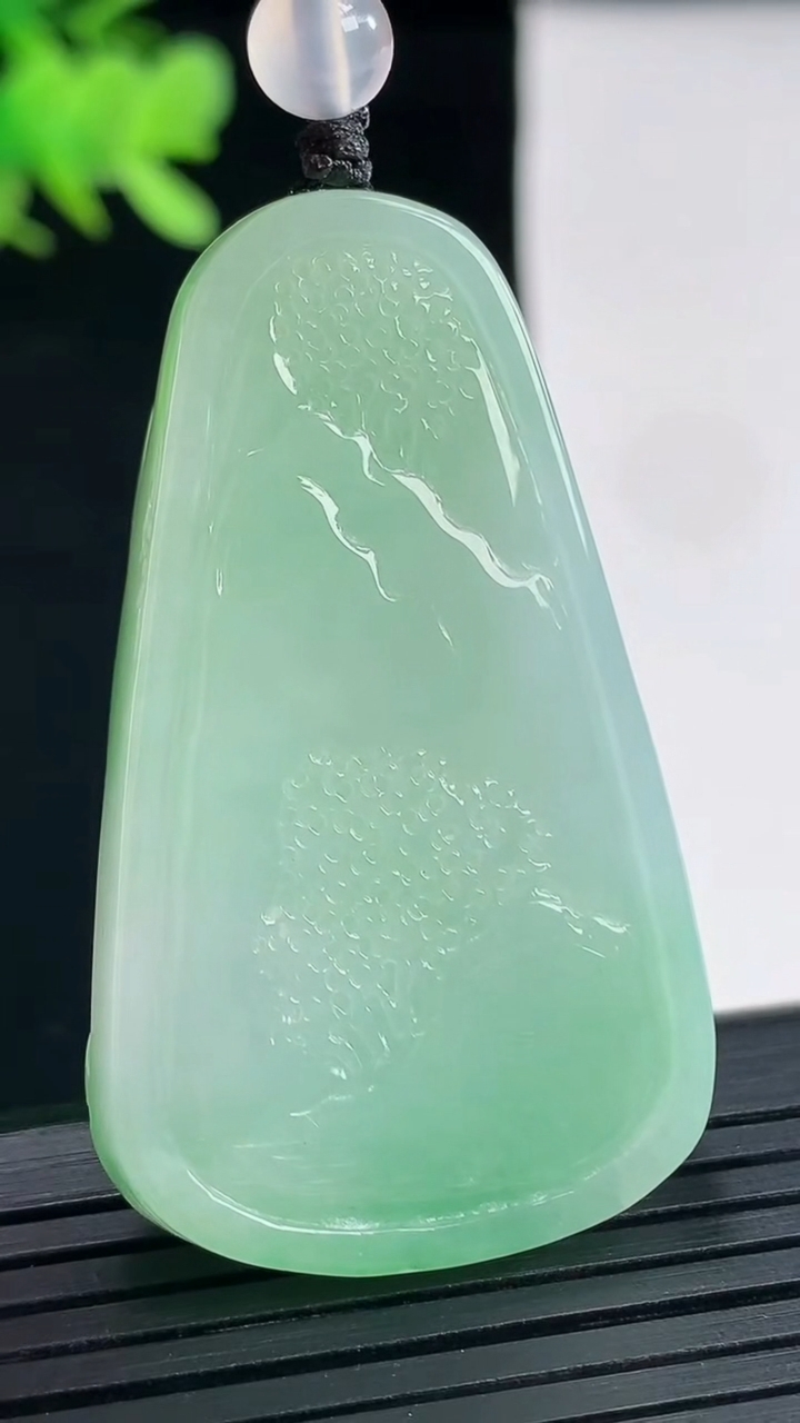 天然A货翡翠山水牌吊坠，尺寸47-28-10重量:29.27g
4月26日