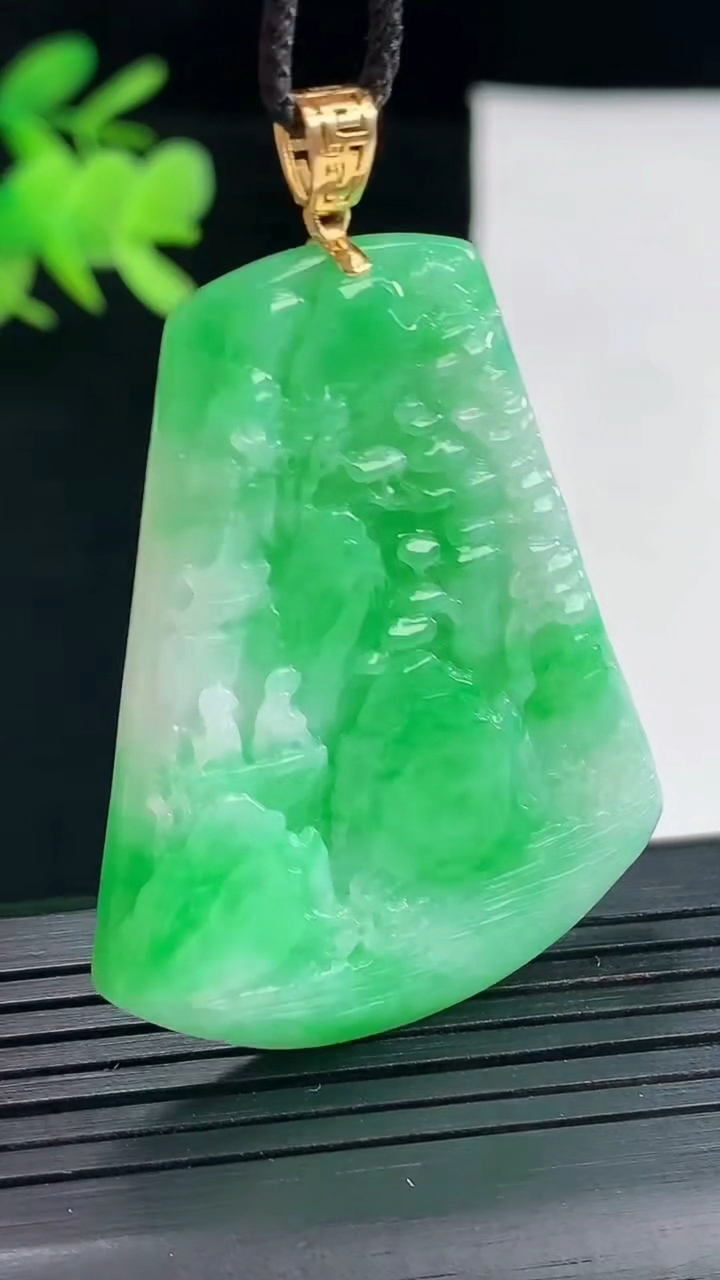 天然A货翡翠山水牌吊坠，尺寸44-36-5重量:16.94g
4月26日