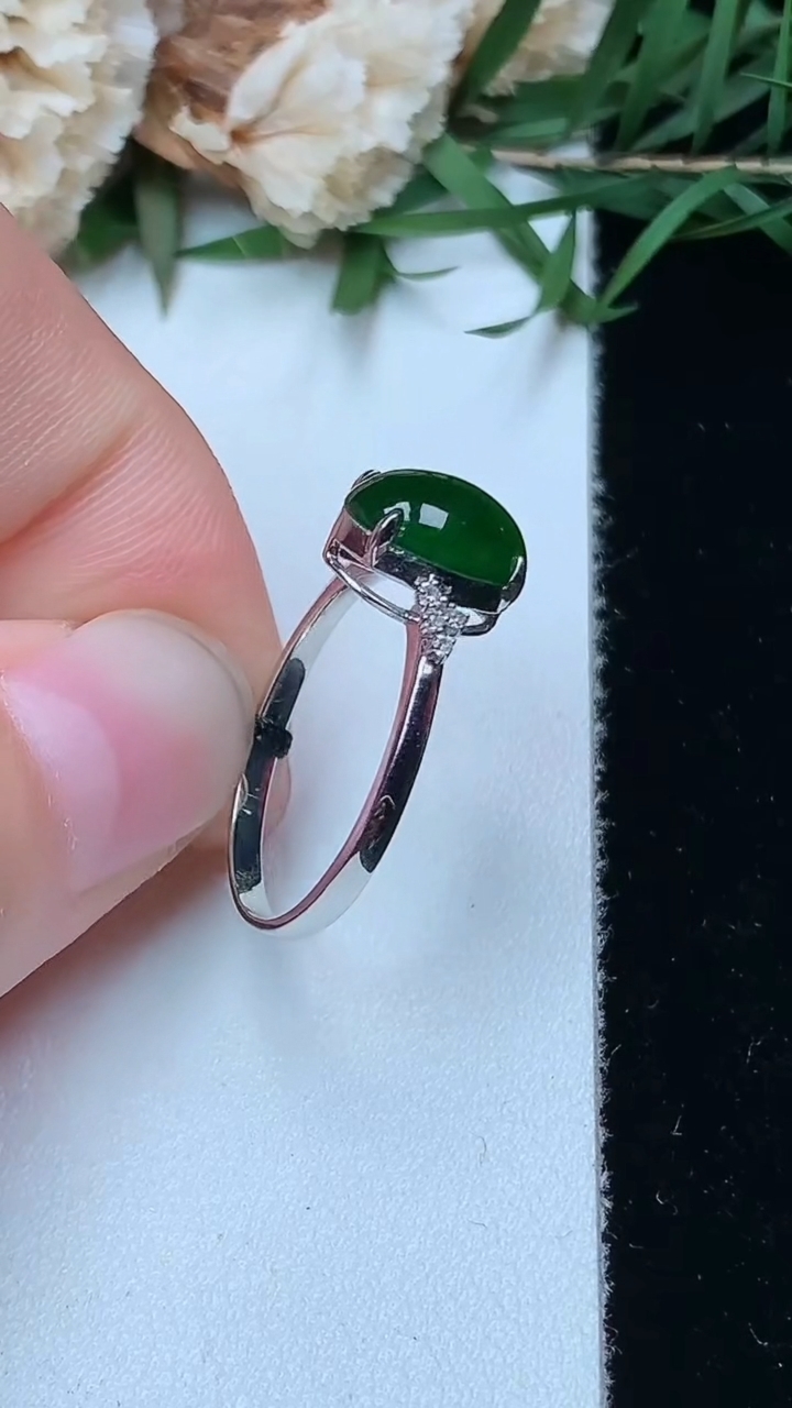 天然A货翡翠蛋面戒指，尺寸17-9-7.3，重量:2.00g2026年4月26日
工厂直销收藏佳品,种好水足，色泽均匀，有种有色，上手高大气！