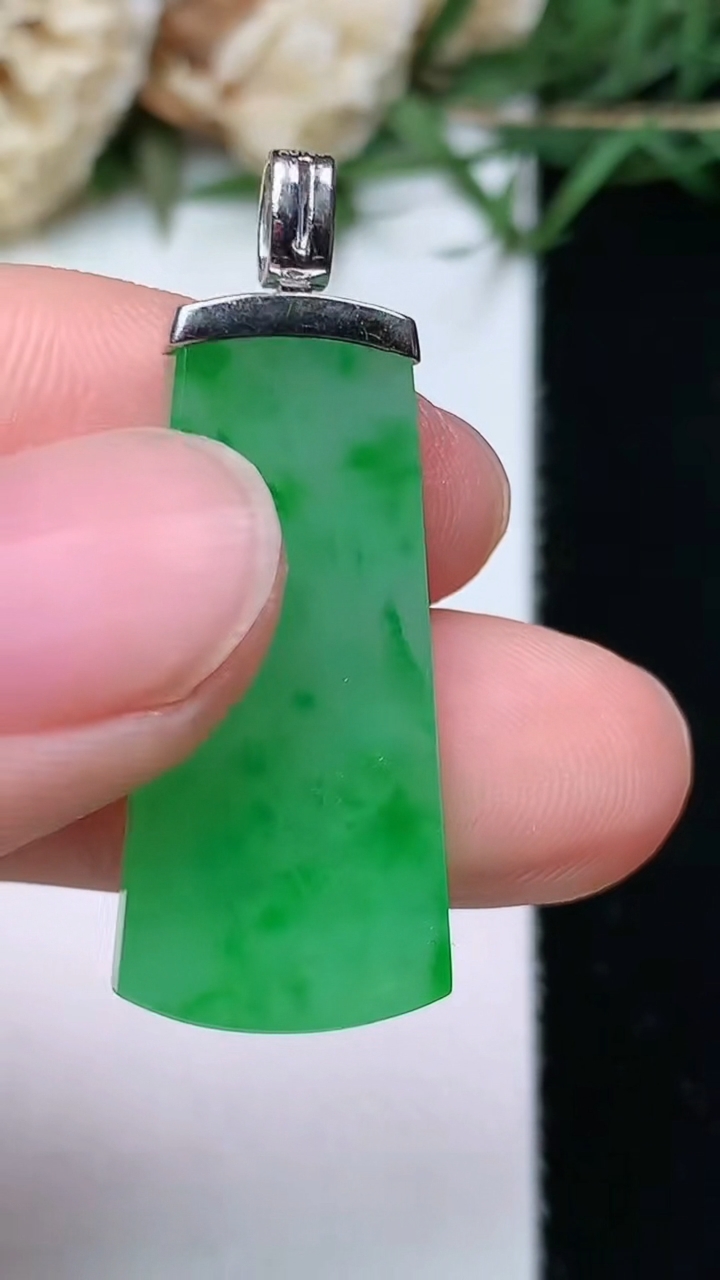 天然A货翡翠无事牌吊坠，尺寸26.4-12.8-3，重量:3.62g
4月26日