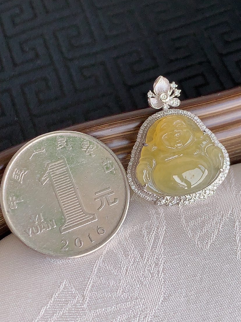 天然A货翡翠18K金伴钻镶嵌黄翡佛公吊坠 
尺寸25.6-20.5-7裸石15.6-17mm 重量3.18g 0425