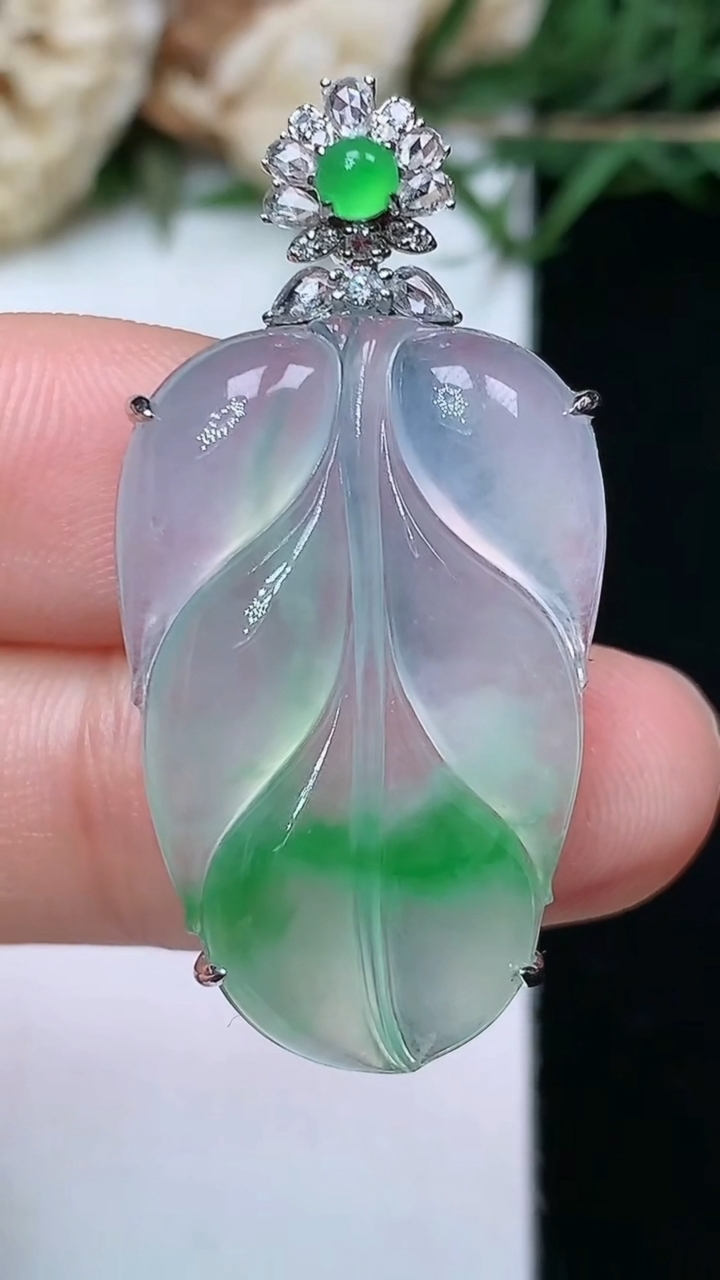 天然A货翡翠金枝玉叶 叶子吊坠，尺寸28-18.2-6.9，重量:5.46g
4月26日