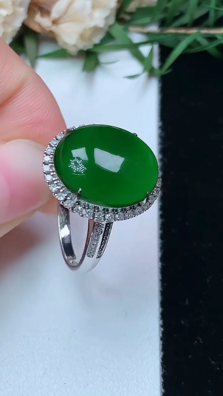 天然A货翡翠蛋面戒指，尺寸17.4-15-13，重量:4.84g2026年4月26日
工厂直销收藏佳品,种好水足，色泽均匀，有种有色，上手高大气！