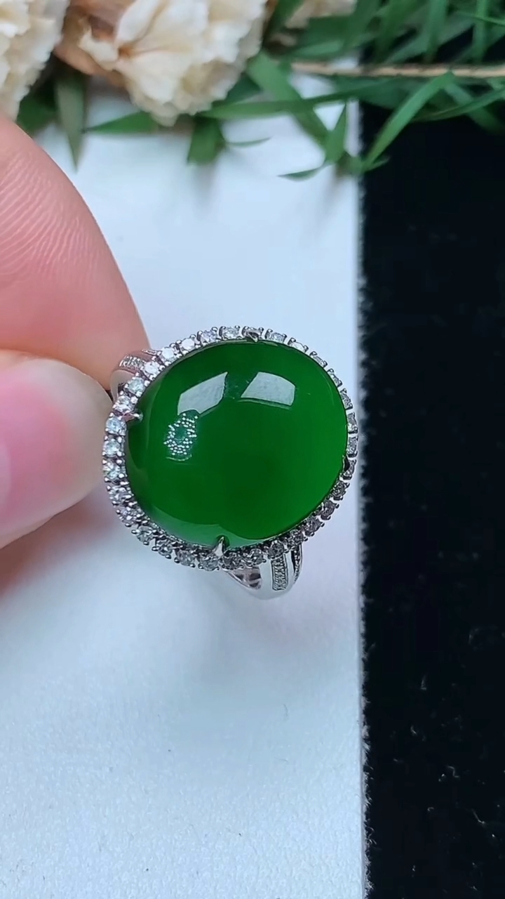 天然A货翡翠蛋面戒指，尺寸17.4-15-13，重量:4.84g2026年4月26日
工厂直销收藏佳