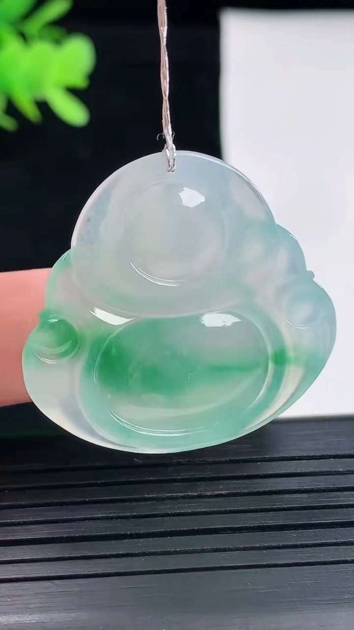 天然A货翡翠佛公吊坠，尺寸32.2-34.5-5.5重量:9.75g
4月26日