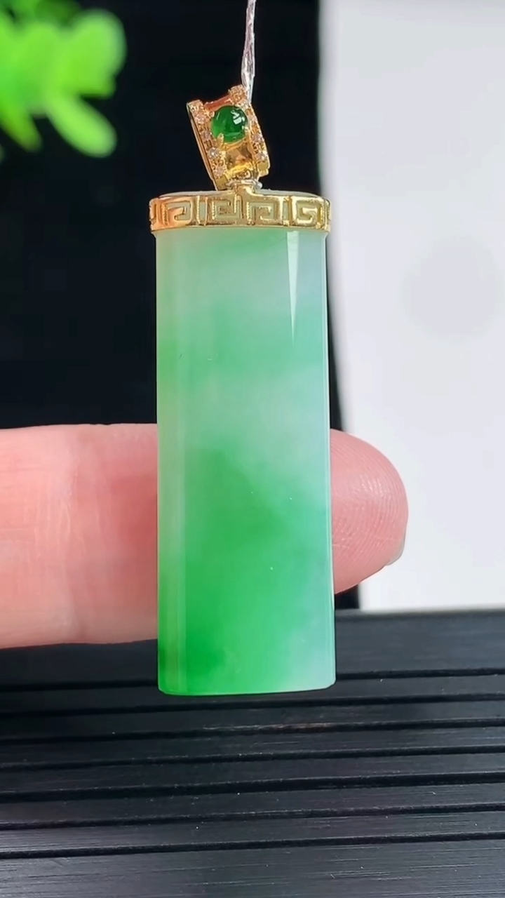 天然A货翡翠无事牌吊坠，尺寸32.5-11.5-4.5重量:5.67g
4月26日