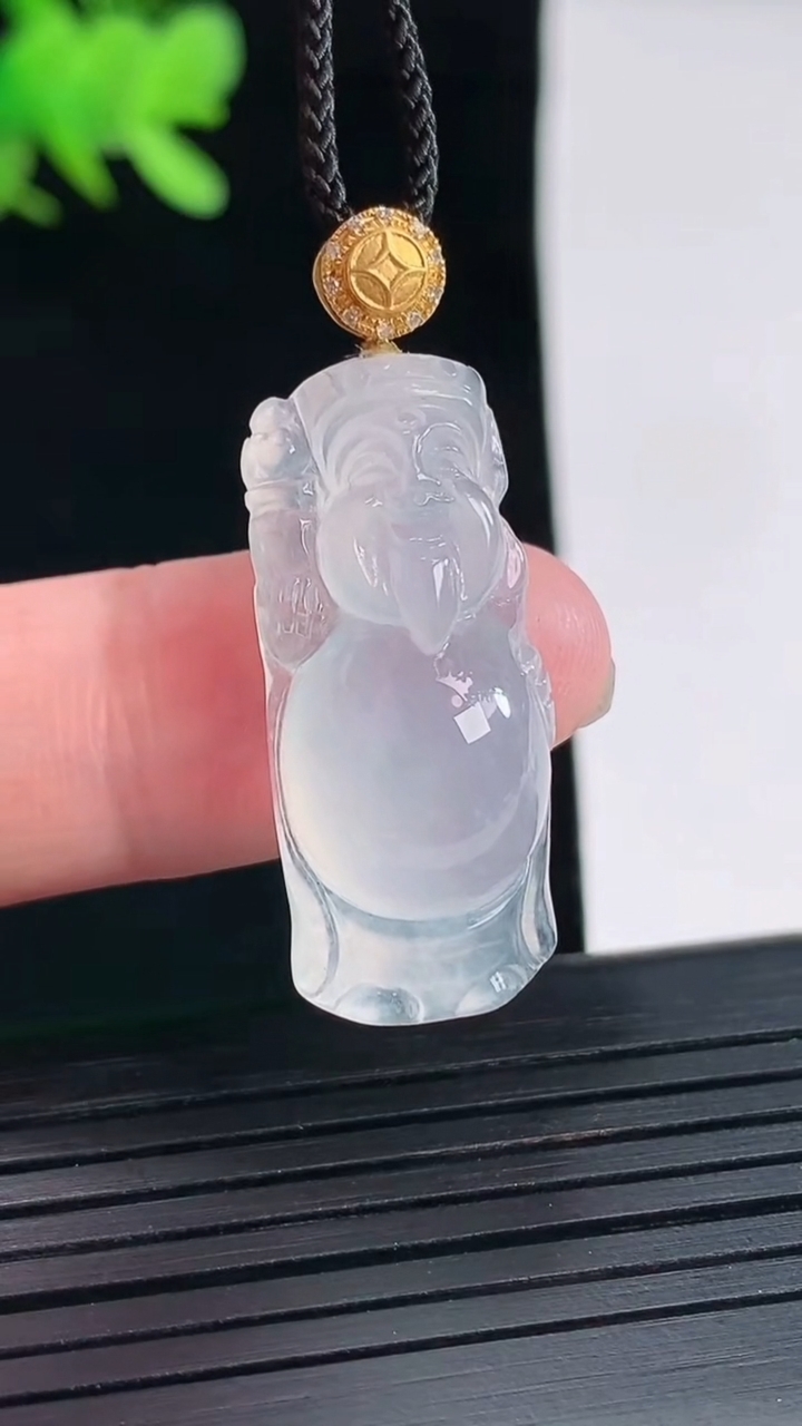 天然A货翡翠种白冰财神爷吊坠，尺寸30-12.5-9.2重量:6.48g
4月26日
