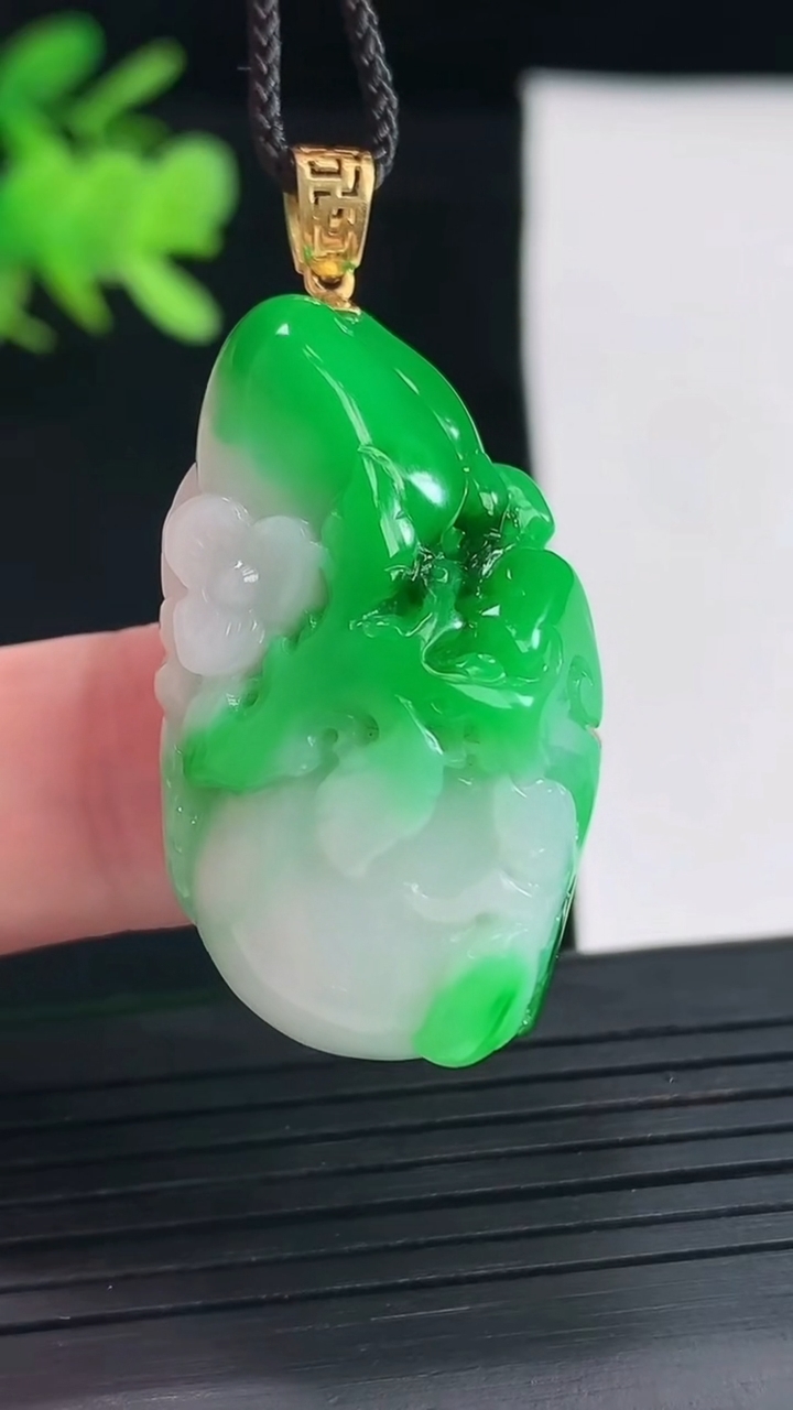 天然A货翡翠葫芦吊坠，尺寸37-20-11重量:13.78g
4月26日