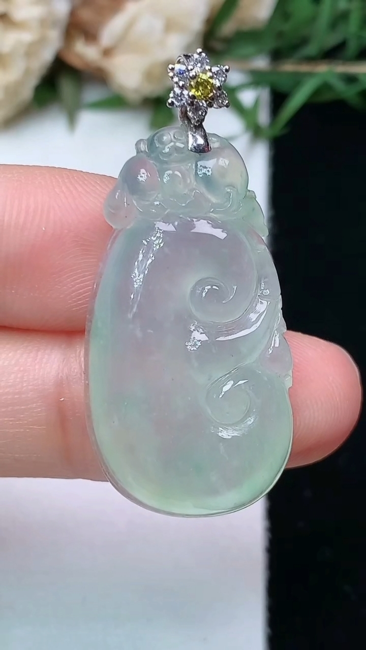 天然A货翡翠如意吊坠，尺寸30-16-5.6，重量:5.47g
4月26日