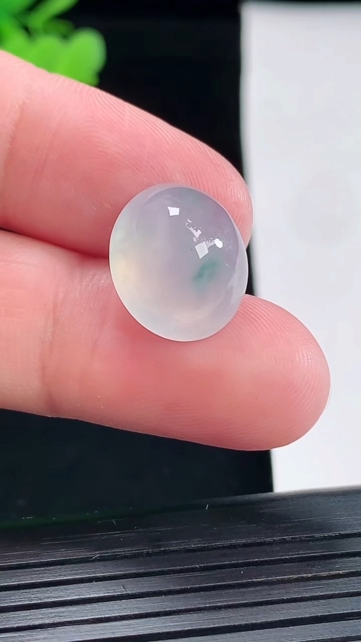 天然A货翡翠冰种飘花蛋面镶嵌件，尺寸16.5-13.5-8.2重量:2.74g
4月26日