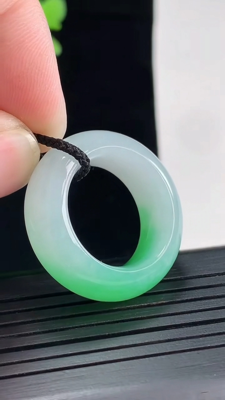 天然A货翡翠玉指环 戒指，尺寸17.8-9.5-5.5重量:10.08g2026年4月26日
工厂直销收藏佳品,种好水足，色泽均匀，有种有色，上手高大气！