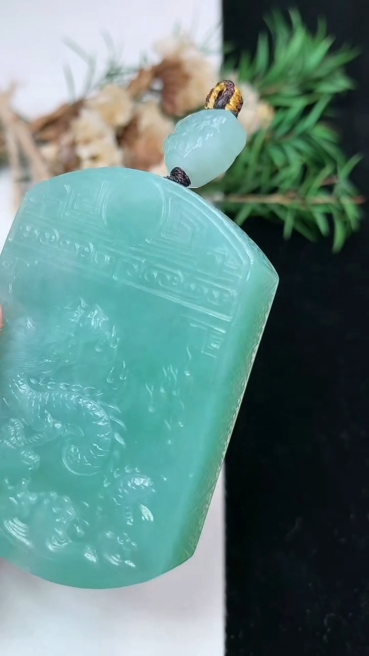 天然A货翡翠龙牌吊坠，尺寸54.8-39.7-12，重量:69.96g
4月26日