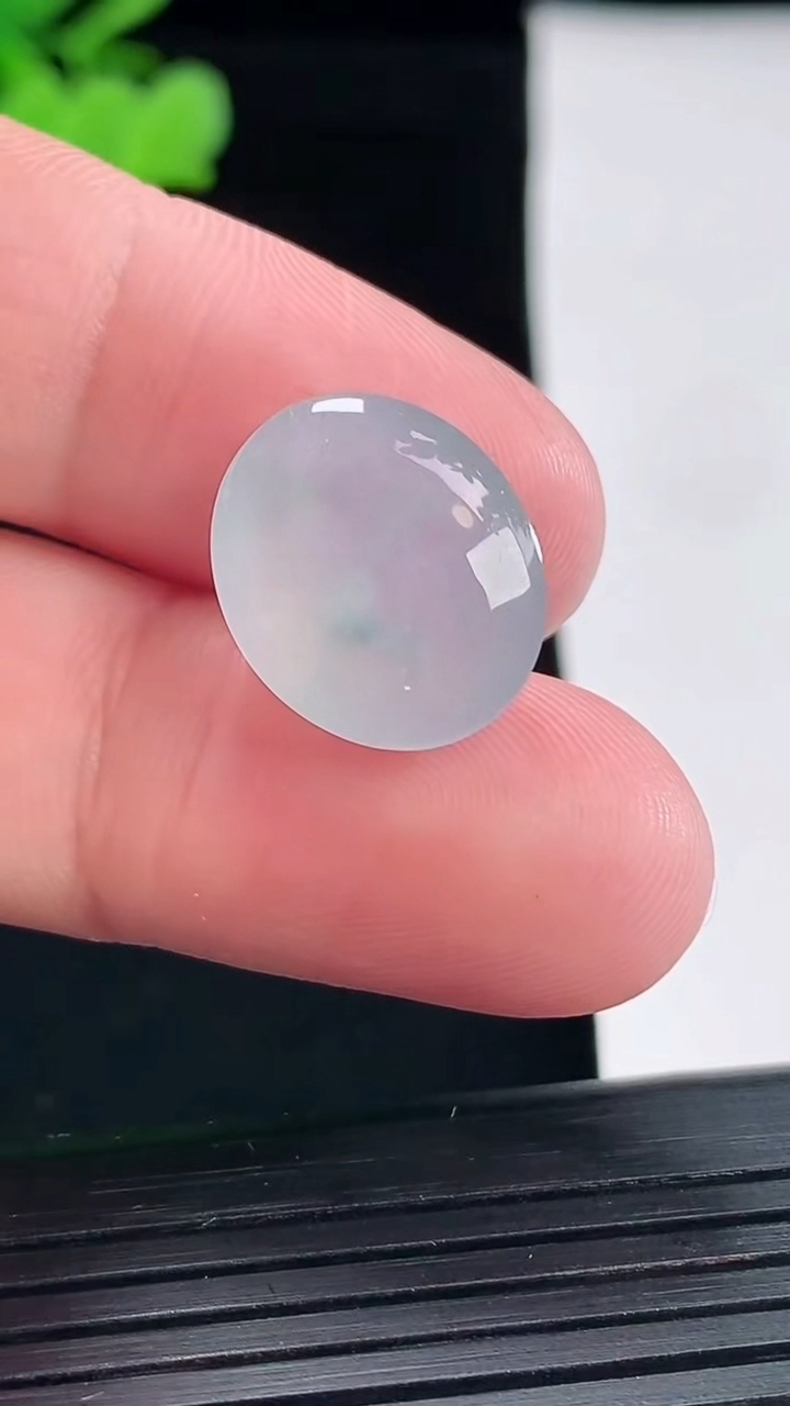 天然A货翡翠冰种飘花蛋面镶嵌件，尺寸16.5-13.5-8.2重量:2.74g
4月26日